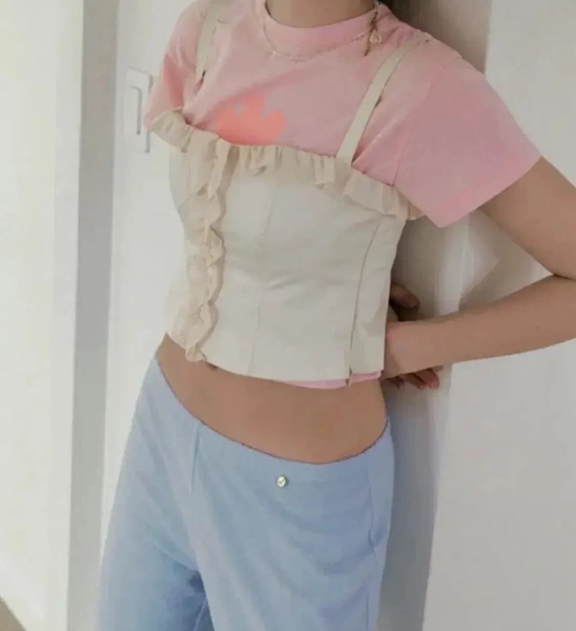 새상품) 권은비 착용, 오버듀플레어 리타 프릴 탑 블라우스 상품이미지2