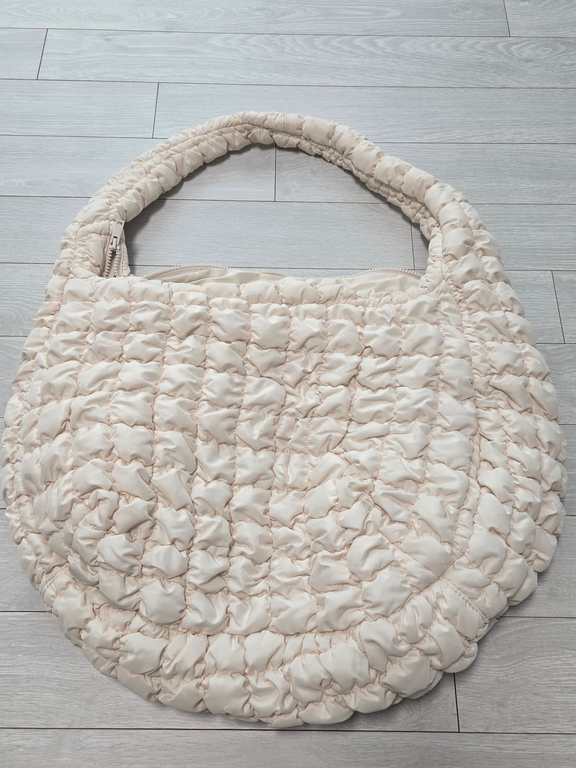 코스 오버사이즈 퀄티드 크로스바디 백 (라이트 베이지) 상품이미지1