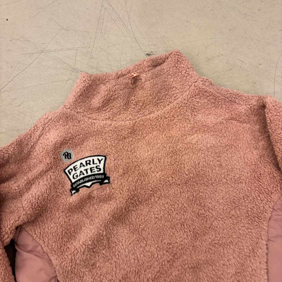 파리게이츠 빅로고 핑크 플리스 크롭 맨투맨 상품이미지3