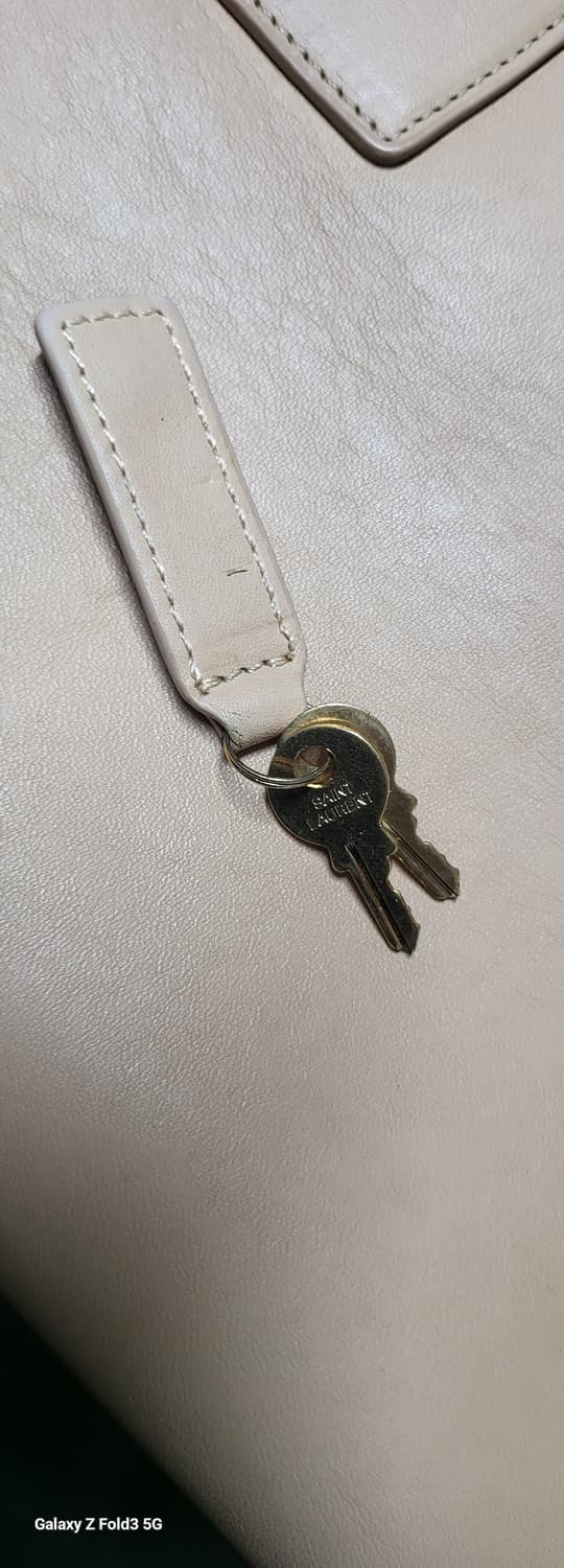 생로랑 삭드 쥬르  베이지 가죽 토트백 상품이미지10