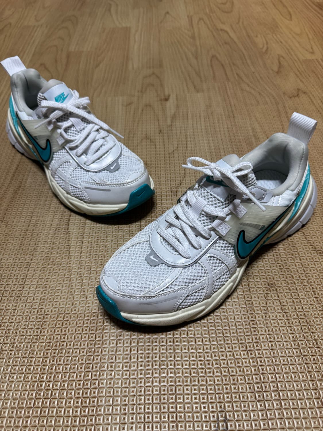 230 나이키 V2K 런 코코넛밀크 상품이미지1