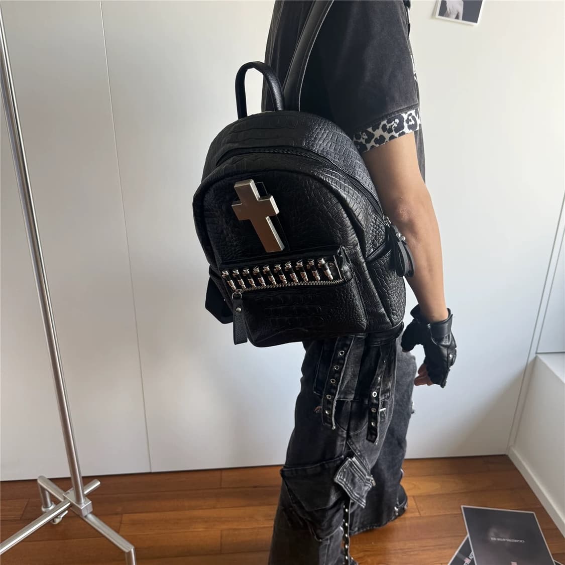 크로스 불릿 스터드 백팩 상품이미지3