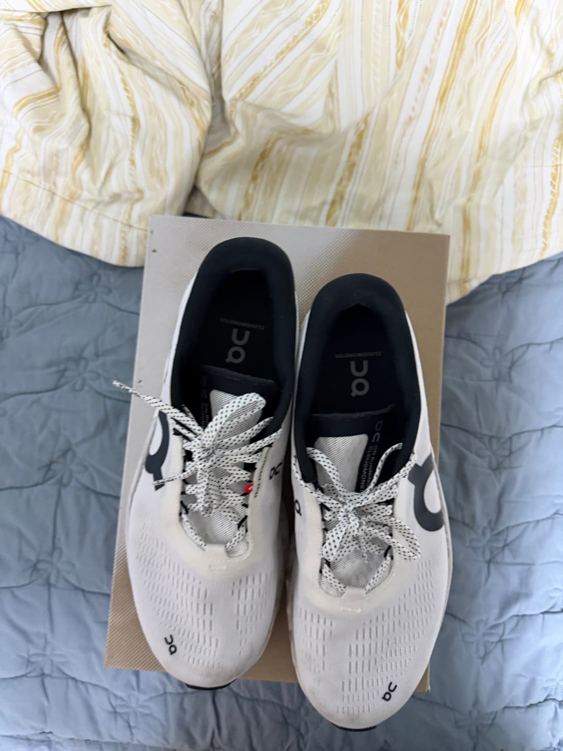 온러닝 클라우드몬스터2 270사이즈 판매(상태좋음) 상품이미지3