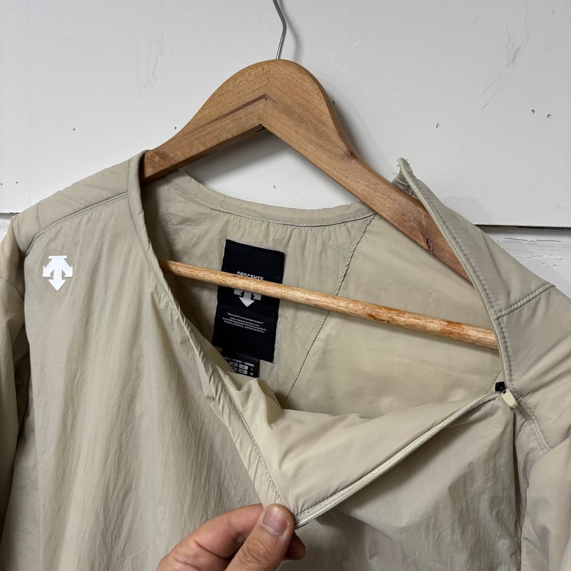 데상트 베이지 패딩 웜업 맨투맨 상품이미지4