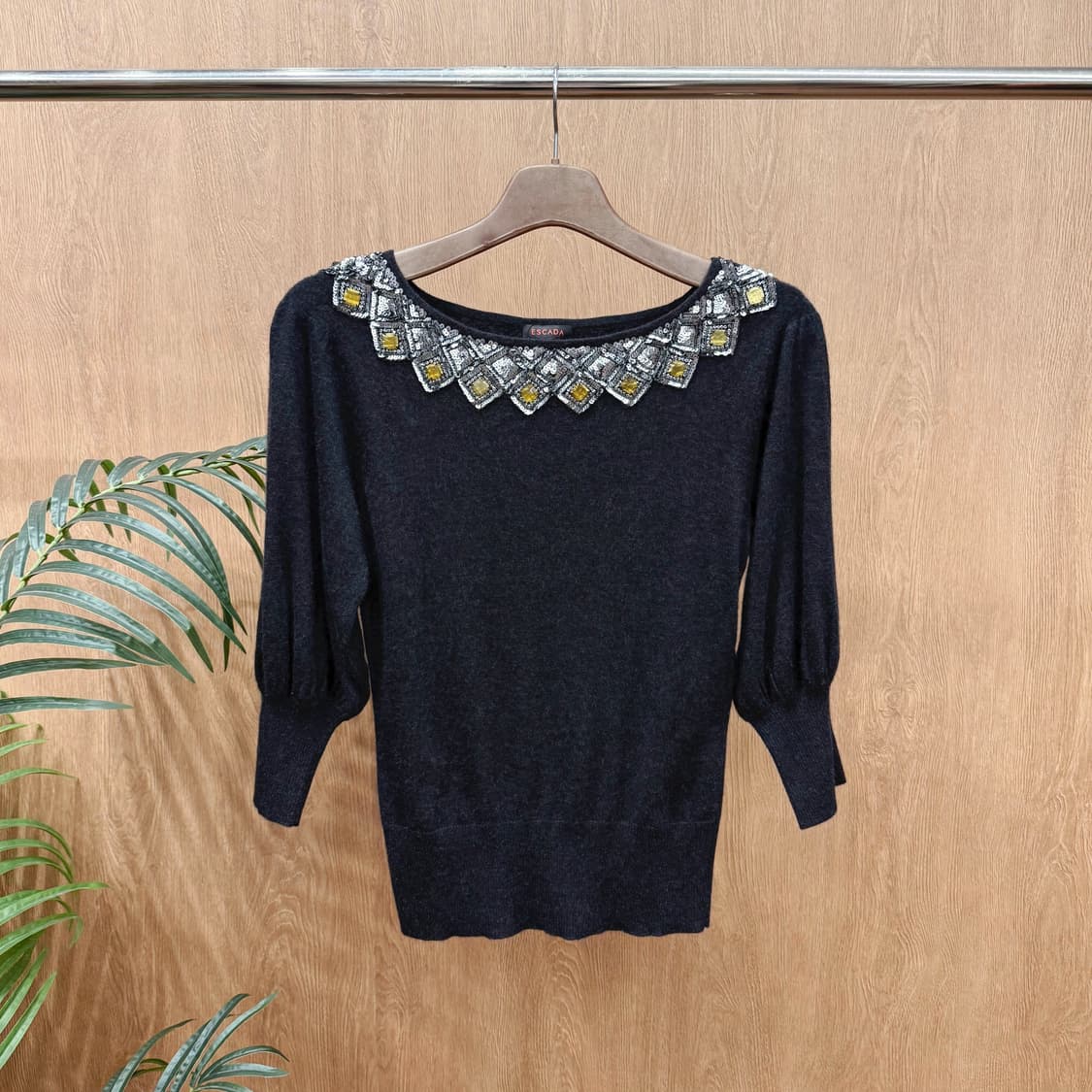 에스카다 퍼프 소매 7부 니트 비즈 스팽글 넥라인 장식 디테일 블랙 상품이미지1