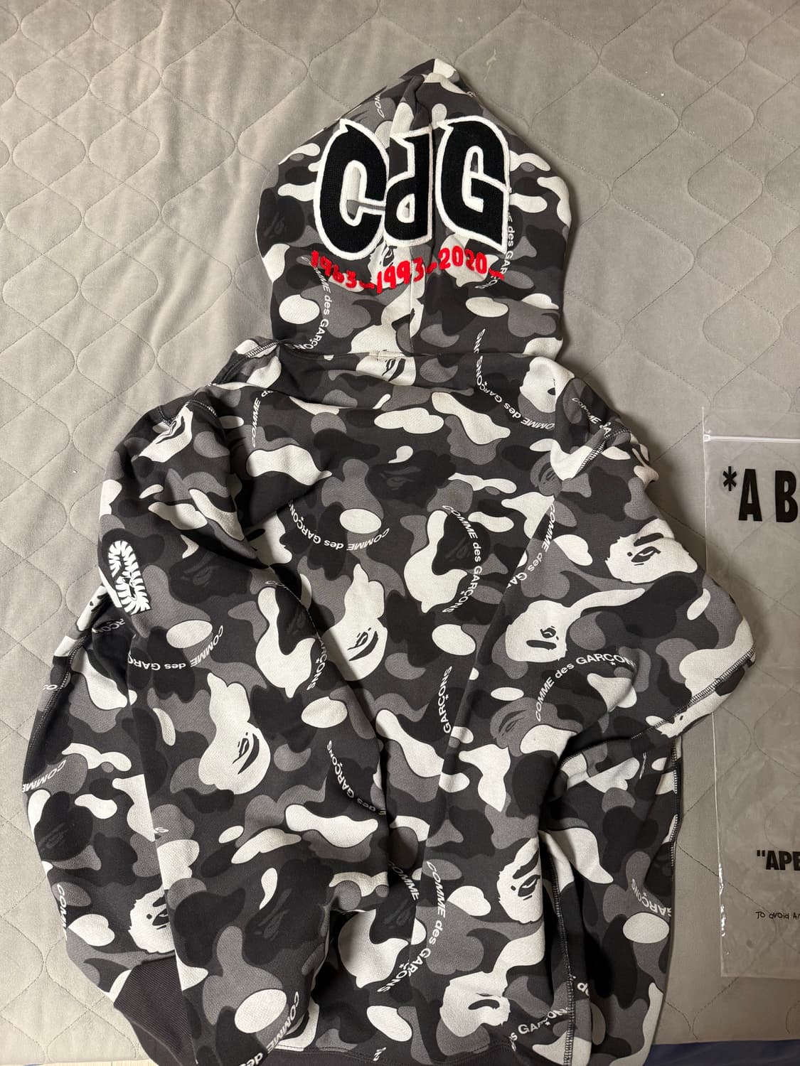 베이프 꼼데가르송 콜라보 샤크집업 상품이미지2