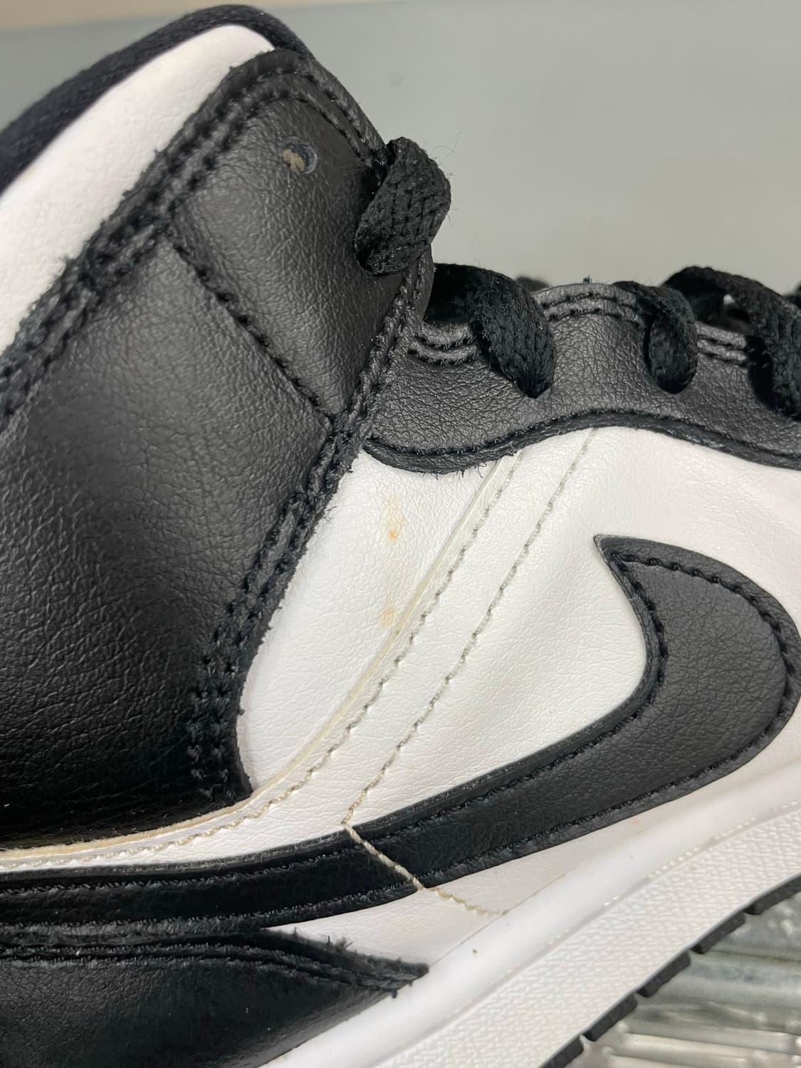 나이키 에어조던1 미드 화이트 블랙 255 상품이미지7