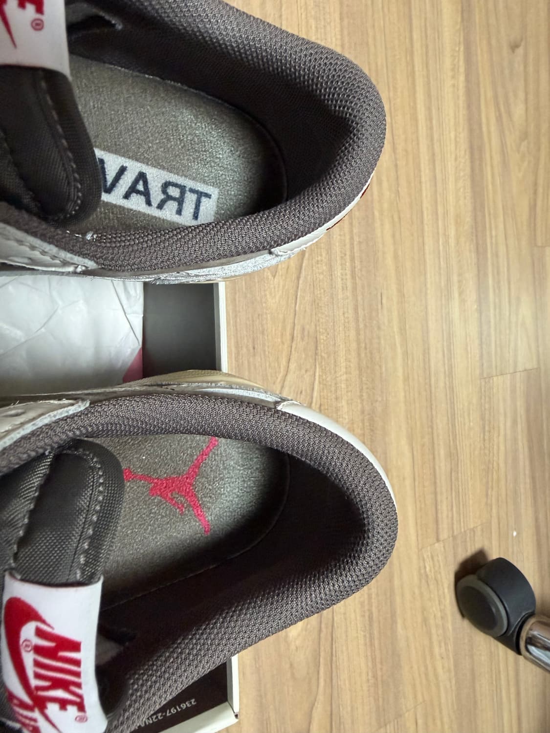 트래비스스캇 조던1 리버스 모카 270 상품이미지5