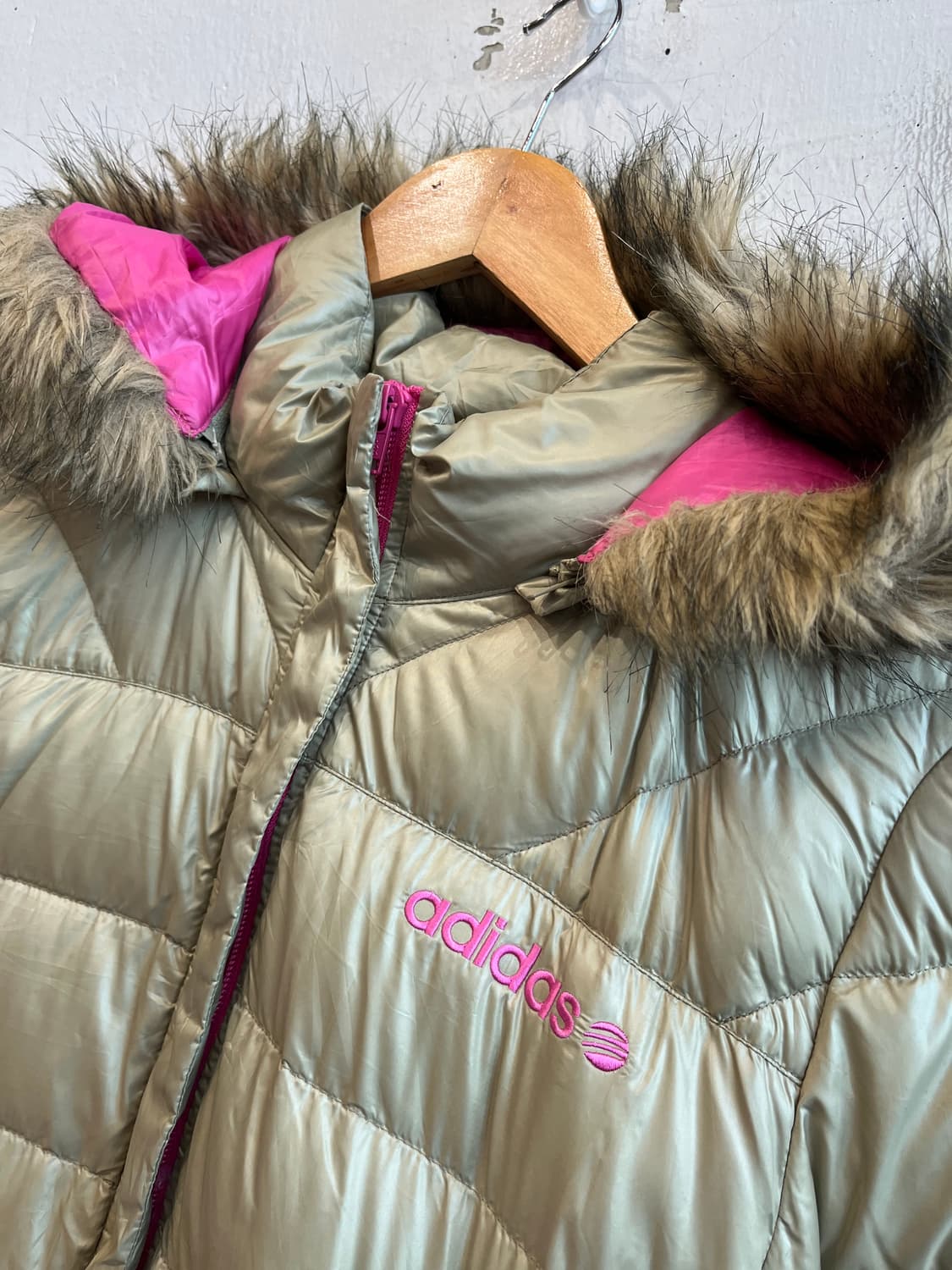 아디다스 재팬 핑크로고 퍼 다운 경량패딩 상품이미지2