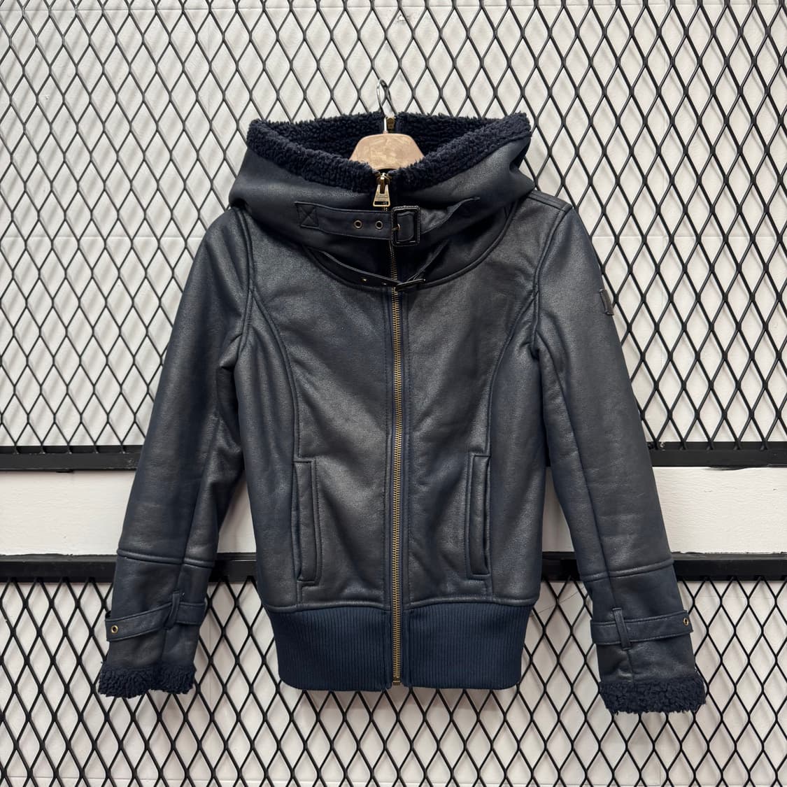 캘빈클라인 진스 레더 무스탕 슬림핏 하이넥 후드 디테일 블랙 상품이미지1