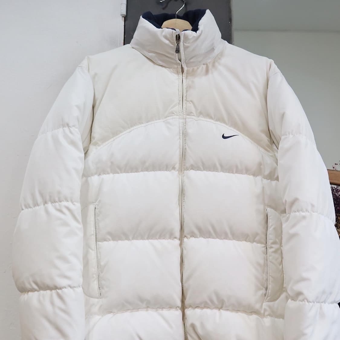 나이키 화이트 스우시 덕 다운 패딩  상품이미지2