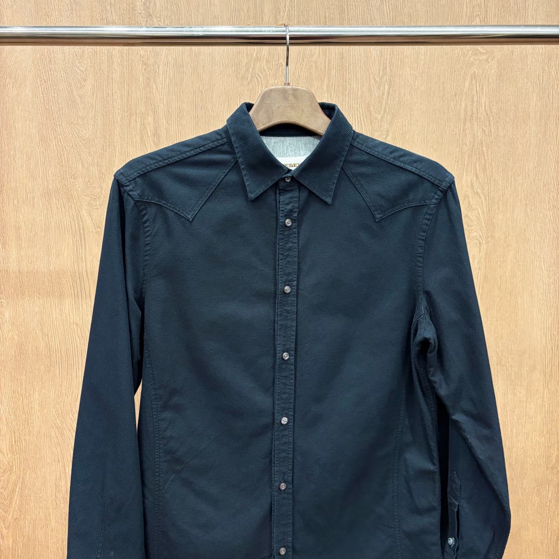 디젤 코튼 긴팔 셔츠 클래식 카라 요크 절개 미니 로고 자수 디테일 블랙 상품이미지4