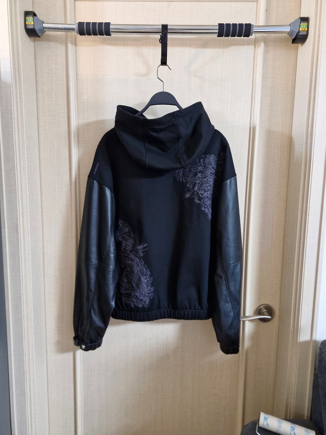 송지오 옴므 컬렉션 레더 자수 후드티 블랙 48 상품이미지2