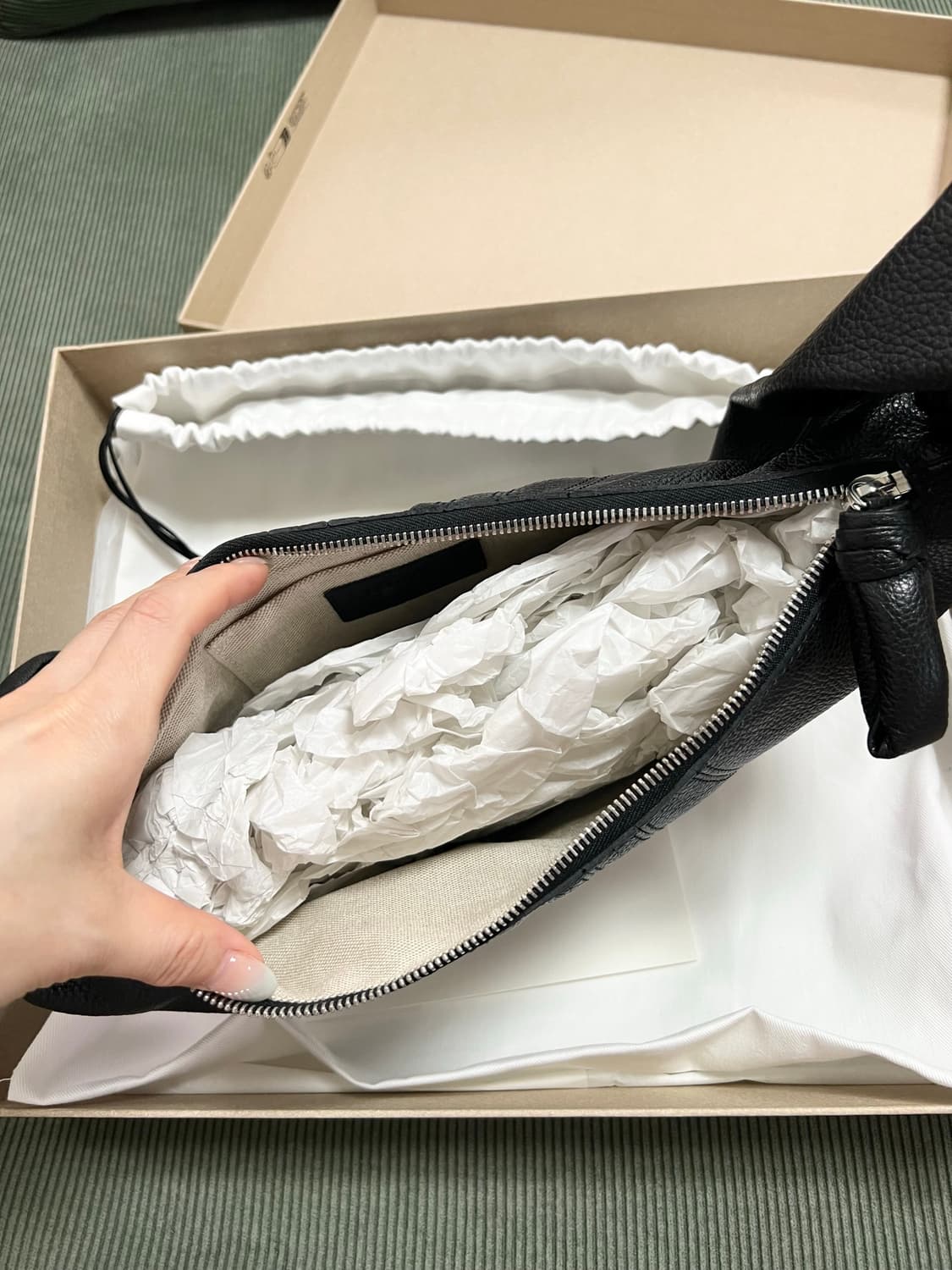 르메르 크루아상 스몰 블랙 소가죽 상품이미지3