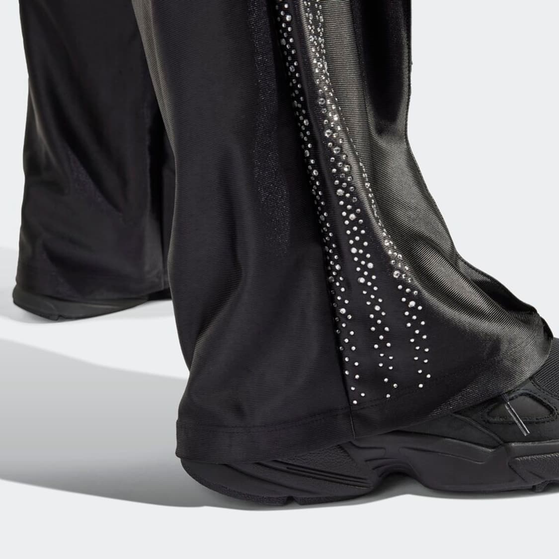 아디다스 엠블레쉬드 3 스트라이프 트랙 팬츠 블랙 상품이미지4