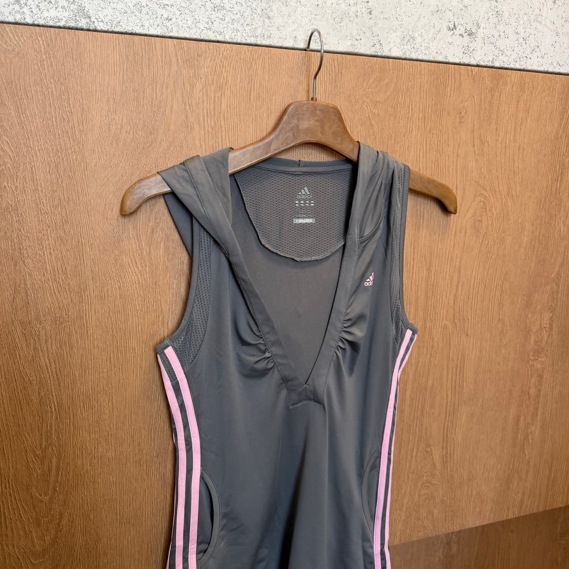 아디다스 슬리브리스 후드 져지 사이드 핑크 삼선 디테일 슬림핏 그레이 상품이미지3