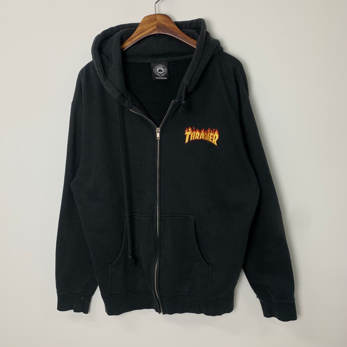 트레셔 불꽃로고 블랙 후드집업 상품이미지2