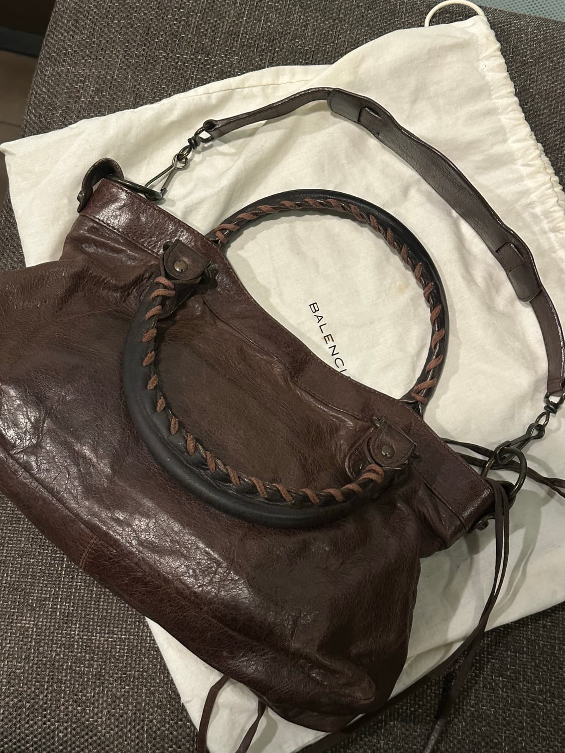 ❌거래중[A 정품] 발렌시아가 시티 모터백 퍼스트 다크브라운 상품이미지5