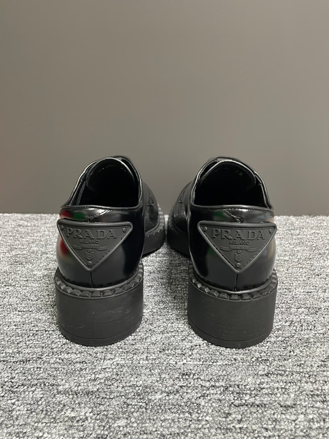 새상품 프라다 로퍼 더비 슈즈 삼각 로고 브러시드 구두 38 사이즈 상품이미지7