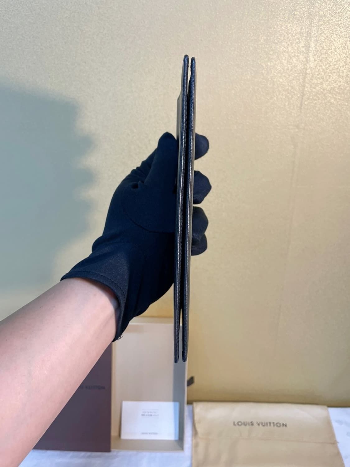 루이비통 타이가 여권장지갑 상품이미지2