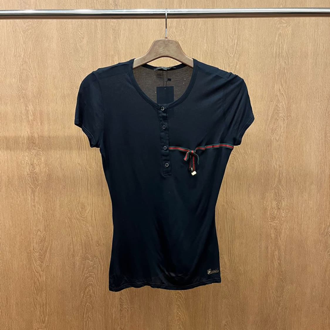 구찌 반팔 티셔츠 헨리넥 사이드 리본 밑단 로고 프린팅 디테일 네이비 상품이미지2