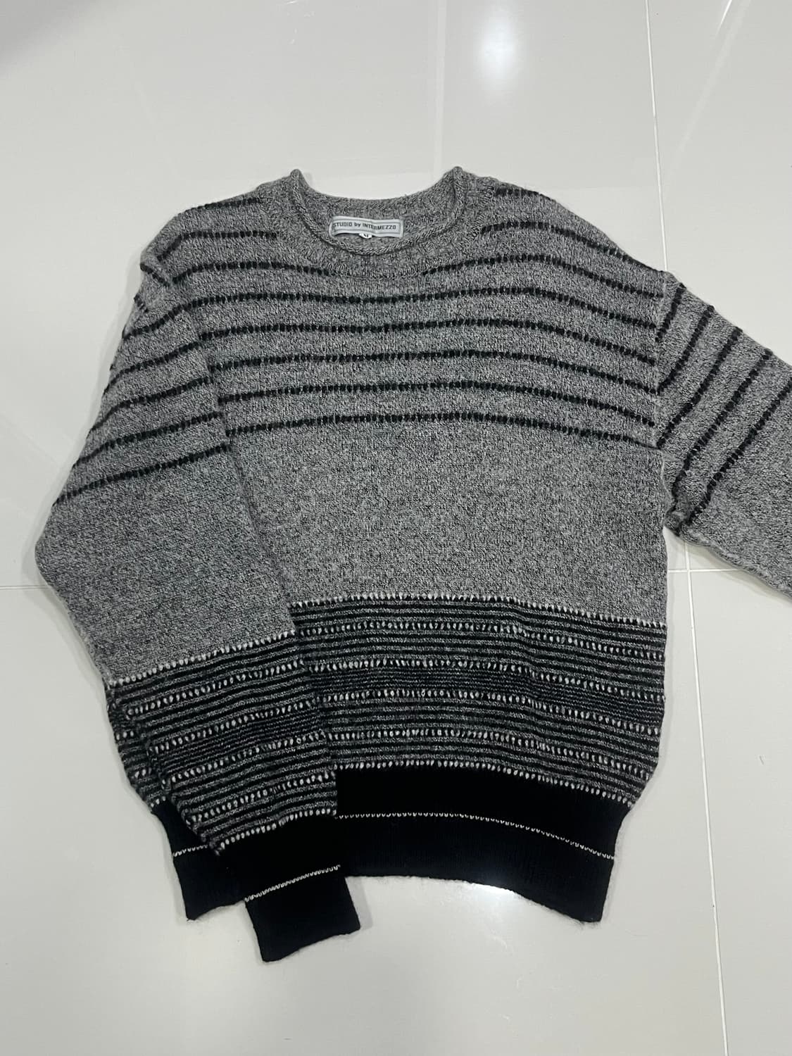 빈티지 그레이 스프라이트 배색 니트 상품이미지1