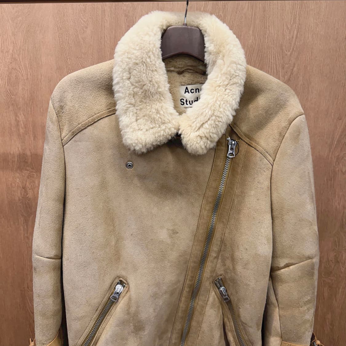 아크네 스튜디오 시어링 무스탕 자켓 언밸런스 지퍼 사이드 포켓 베이지 상품이미지4