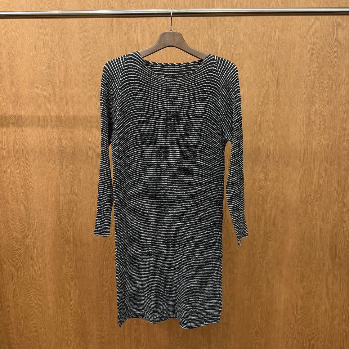 스피치오 플리츠 롱 원피스 스트라이프 패턴 라운드넥 디테일 루즈핏 블랙 상품이미지2