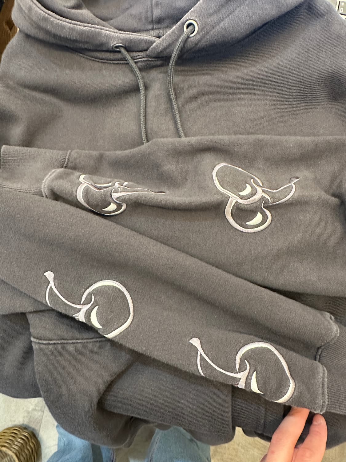 1) 키르시 챠콜 그레이 체리 자수 기모 후드티 상품이미지4