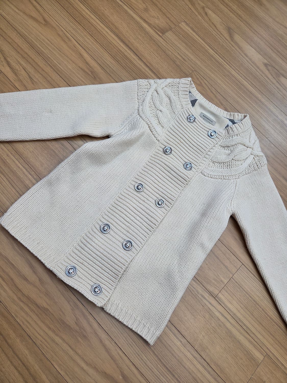 버버리 키즈 가디건 140사이즈입니다. 아이보리 색상에 케이블 짜임이 고 상품이미지1