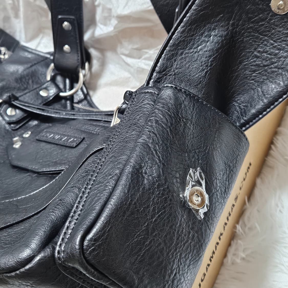 이우가마카라스 Studded Leather Shoulder Bag 상품이미지4