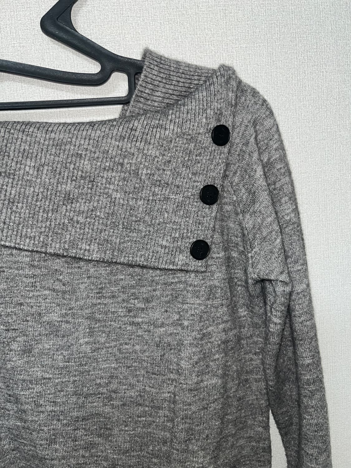 [그레이] 미세키서울 오블리크 라인 버튼 니트 상품이미지10