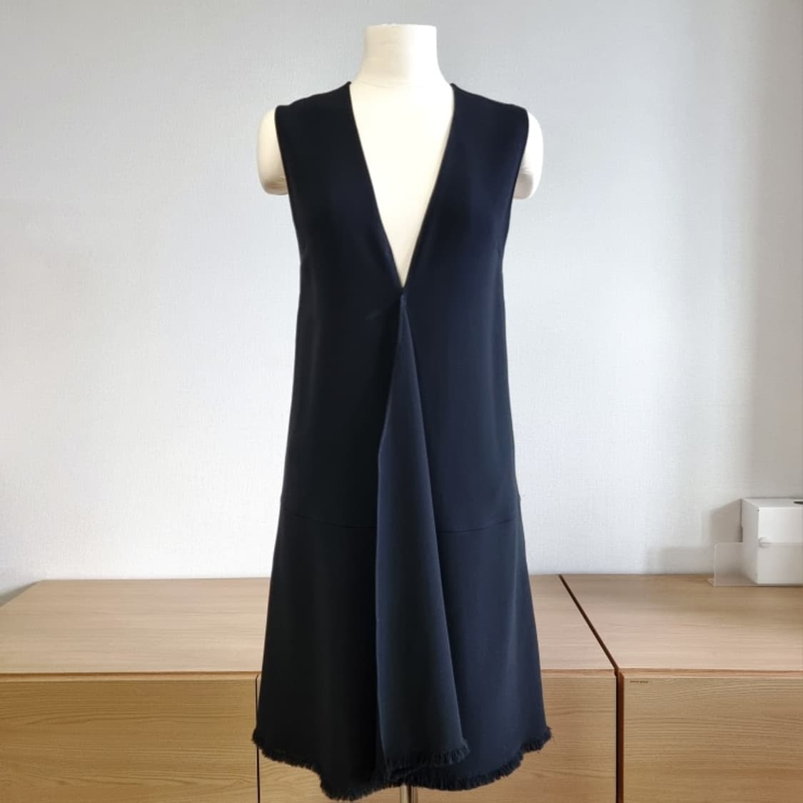 ROCHAS 로샤스 센터슬릿프릴 브이넥 슬리브리스 원피스 드레스 (55) 상품이미지1