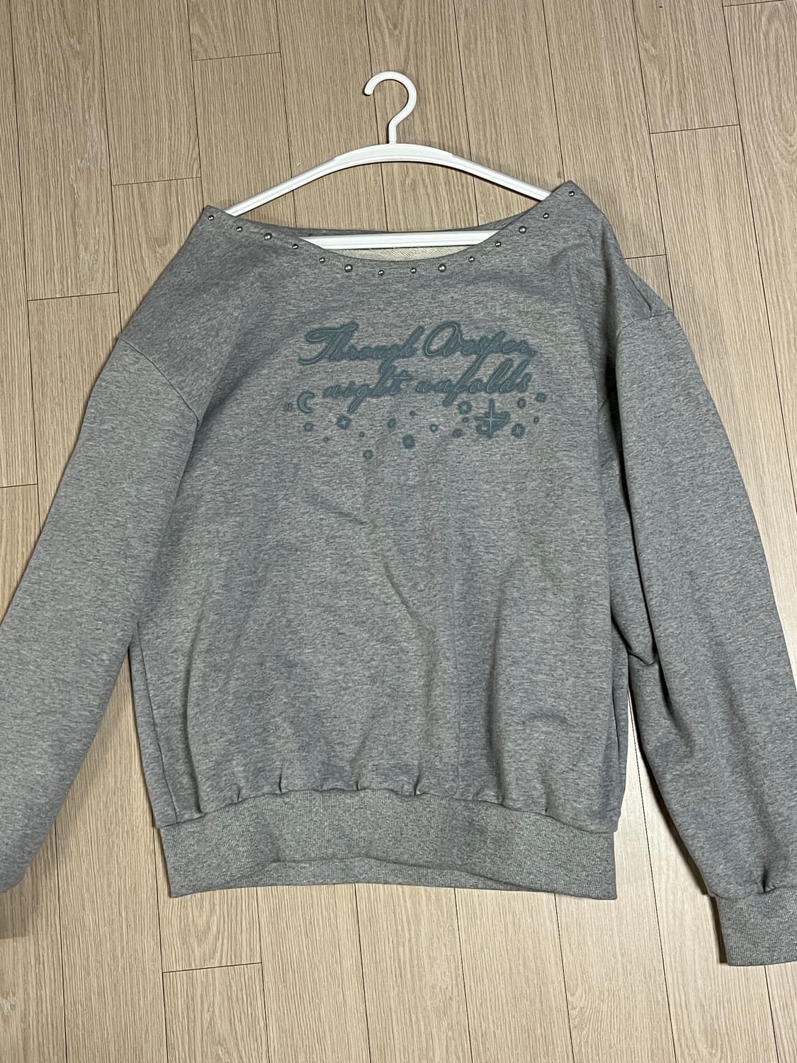 일리고 원숄더 스터드 보트넥 맨투맨 멜란지 상품이미지4