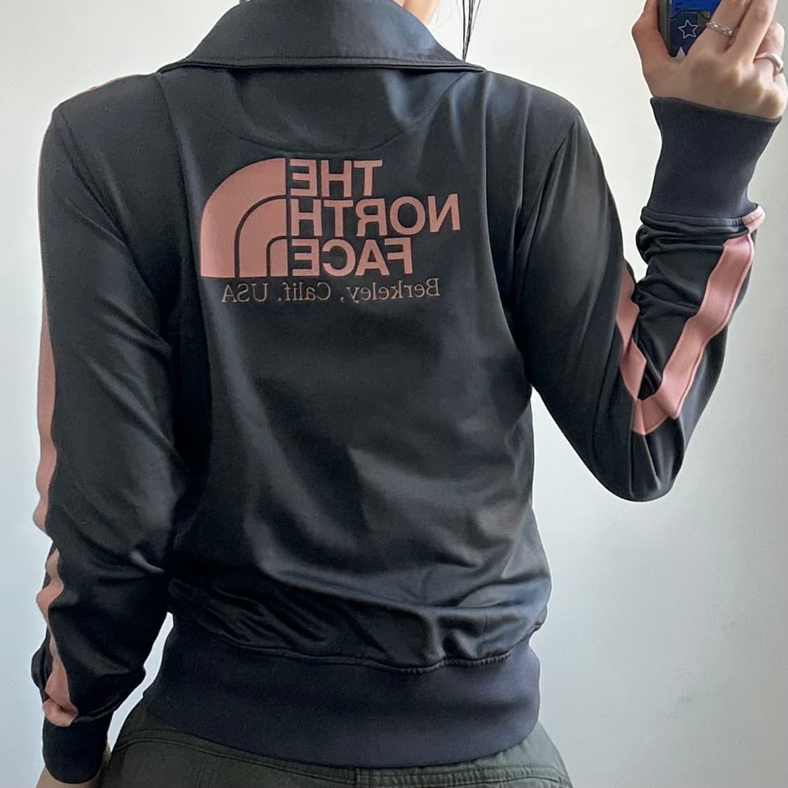 The north face 노스페이스 그레이 핑크 백로고 져지 상품이미지2