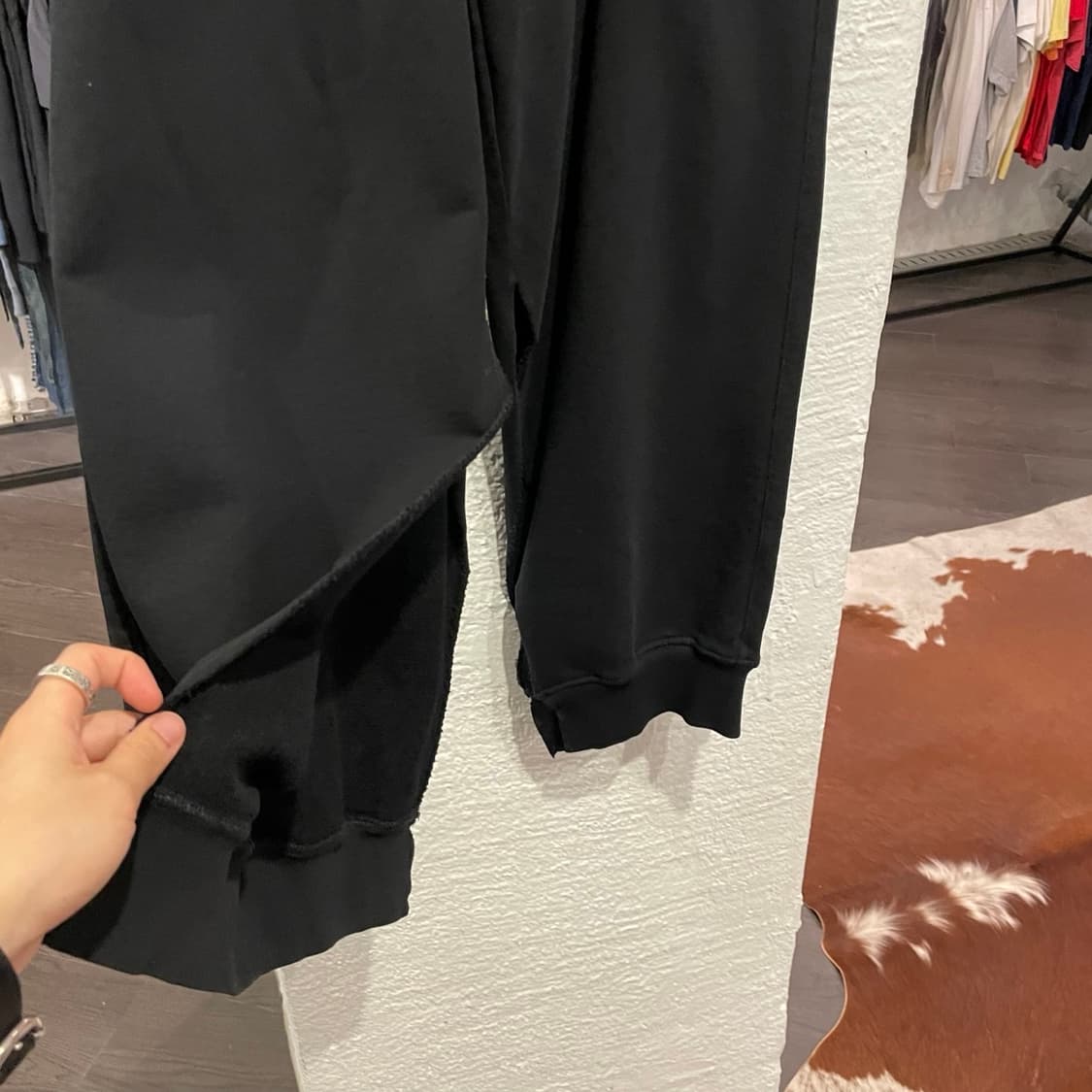 메종 마르지엘라 MM6 컷아웃 스웨트팬츠 상품이미지2
