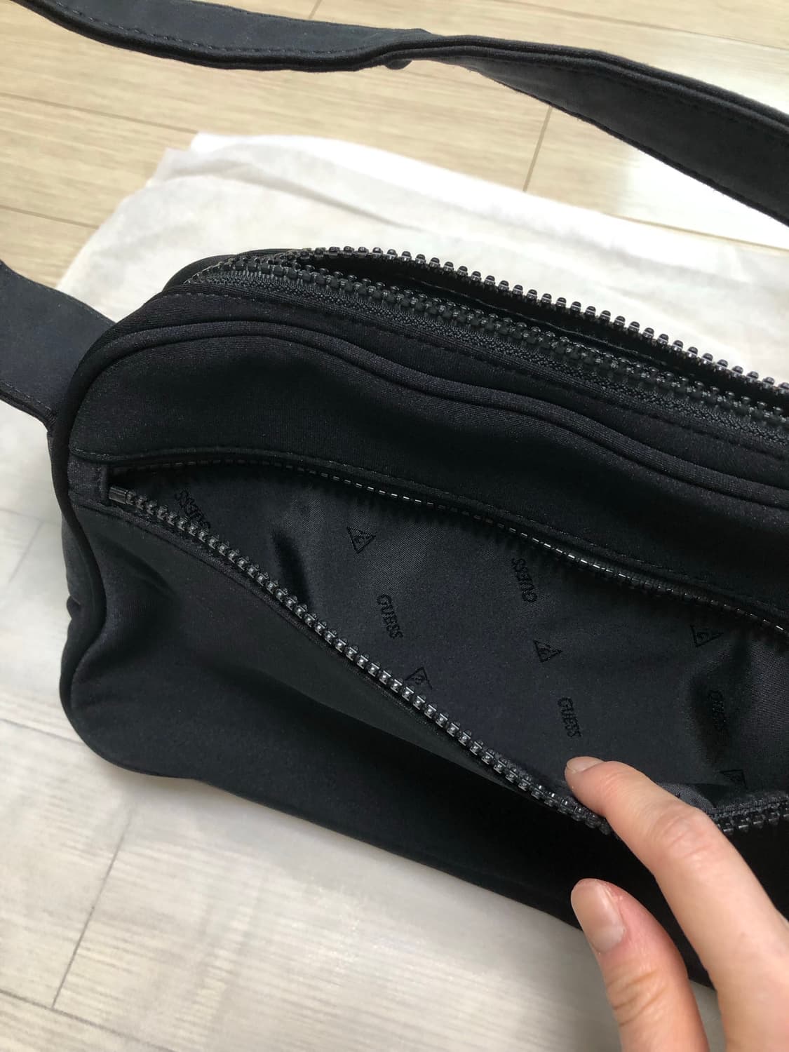 게스 검정 네오프렌 사각 숄더백 핸드백 상품이미지5