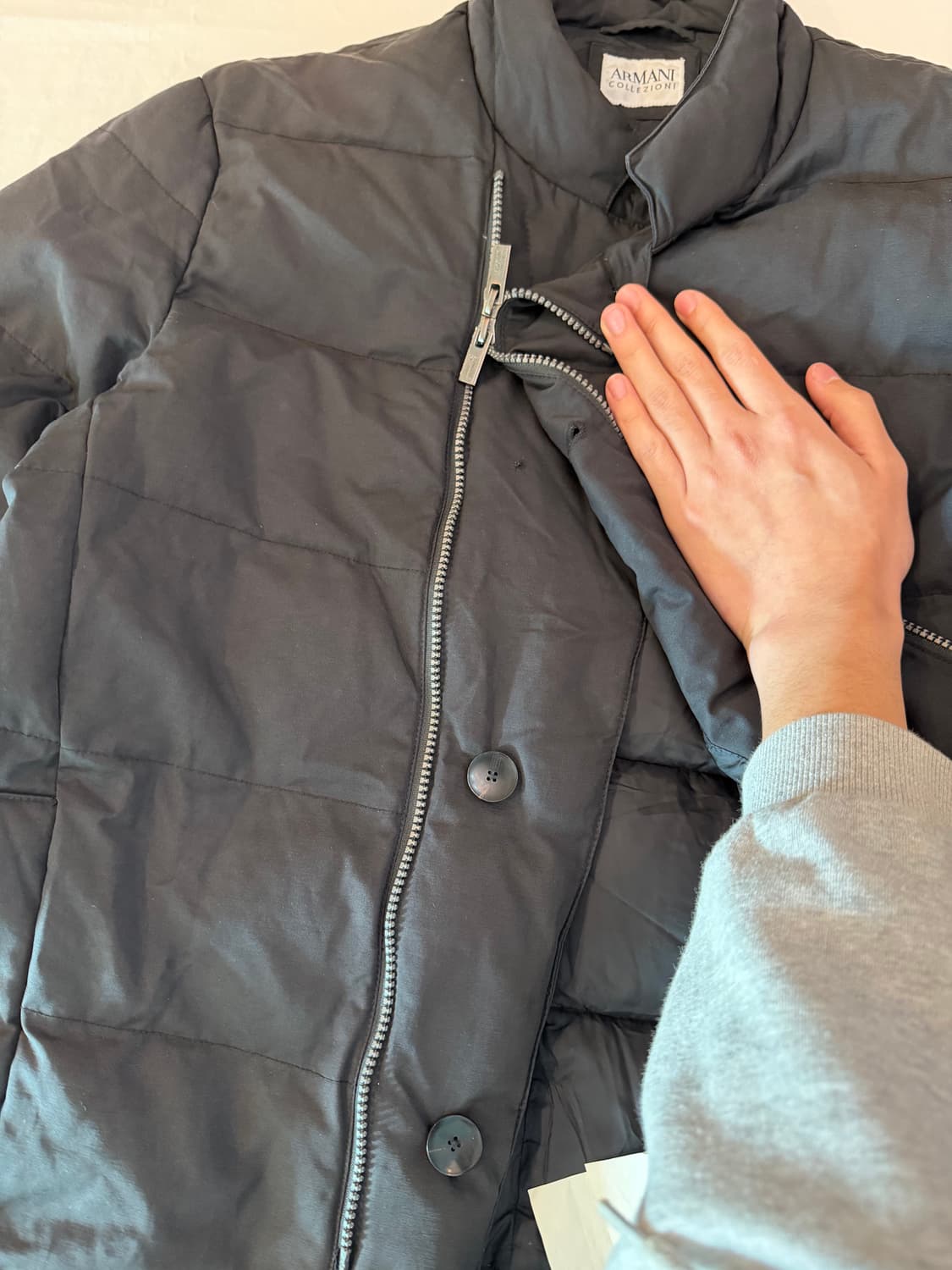 아르마니 꼴레지오니 사선 지퍼 구스다운 패딩 상품이미지3