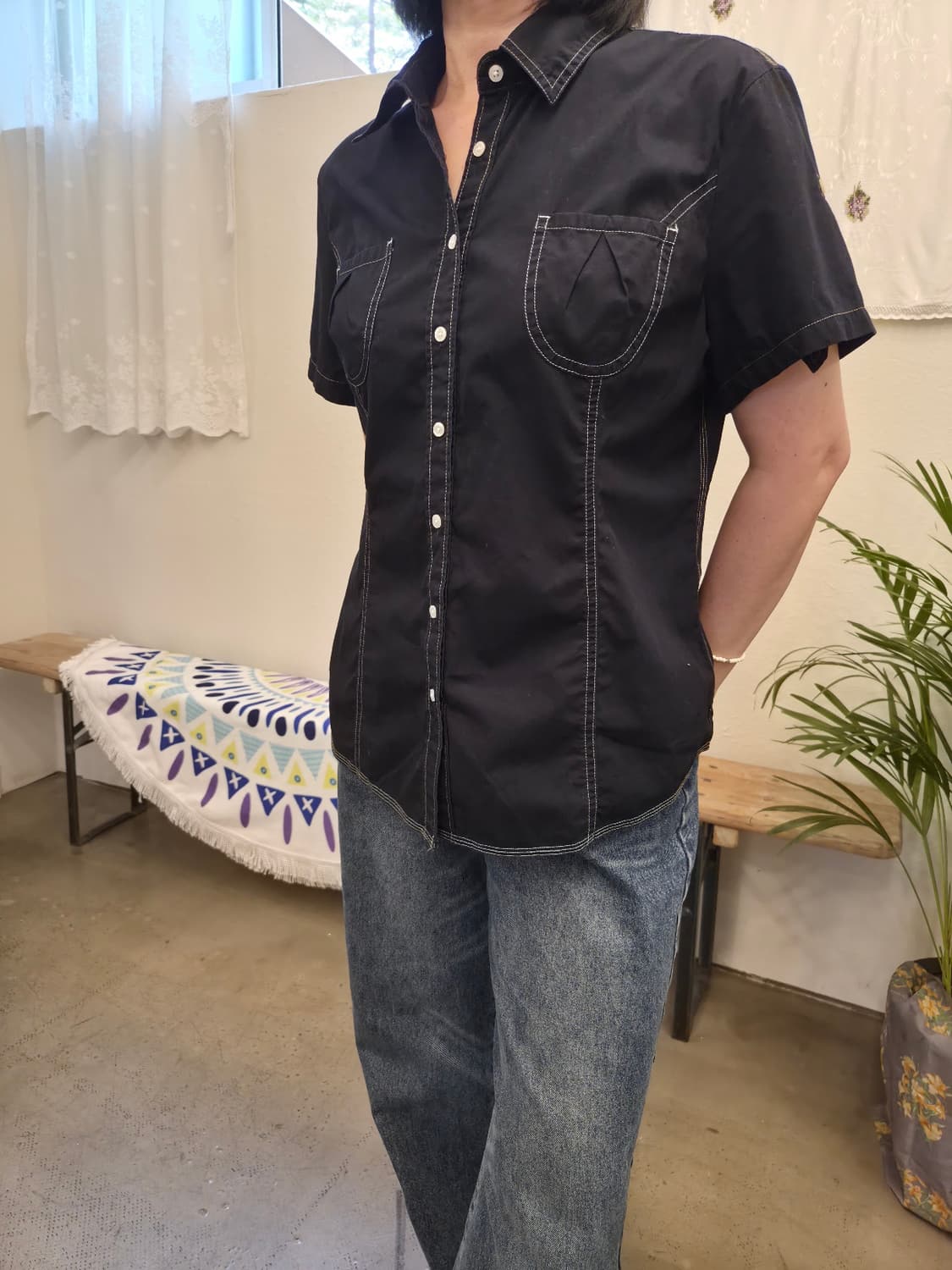 타미힐피거 블랙 콘트라스트 스티치 반팔 셔츠 상품이미지2