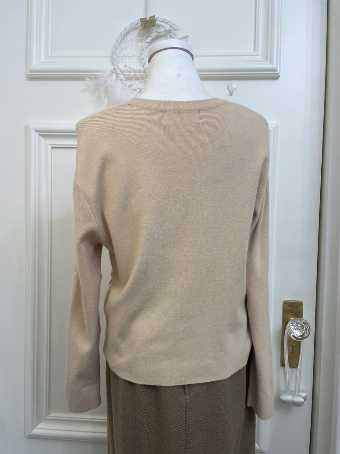 beige unbalance wood button soft knit to 상품이미지4