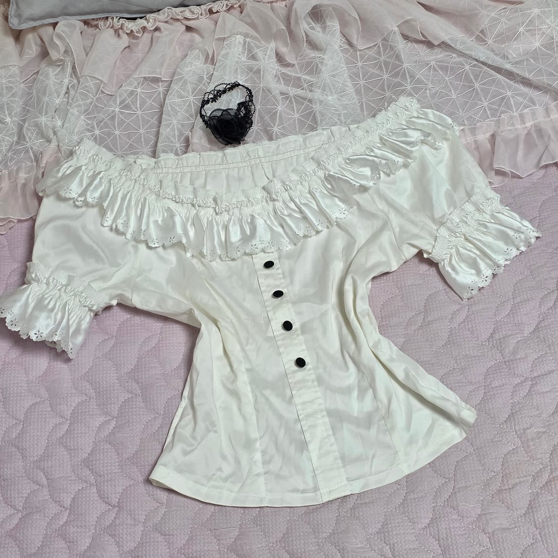 유럽풍 빈티지)공겜여주 화이트 프릴 퍼프소매오프숄더고딕새틴로맨틱블라우스 상품이미지2