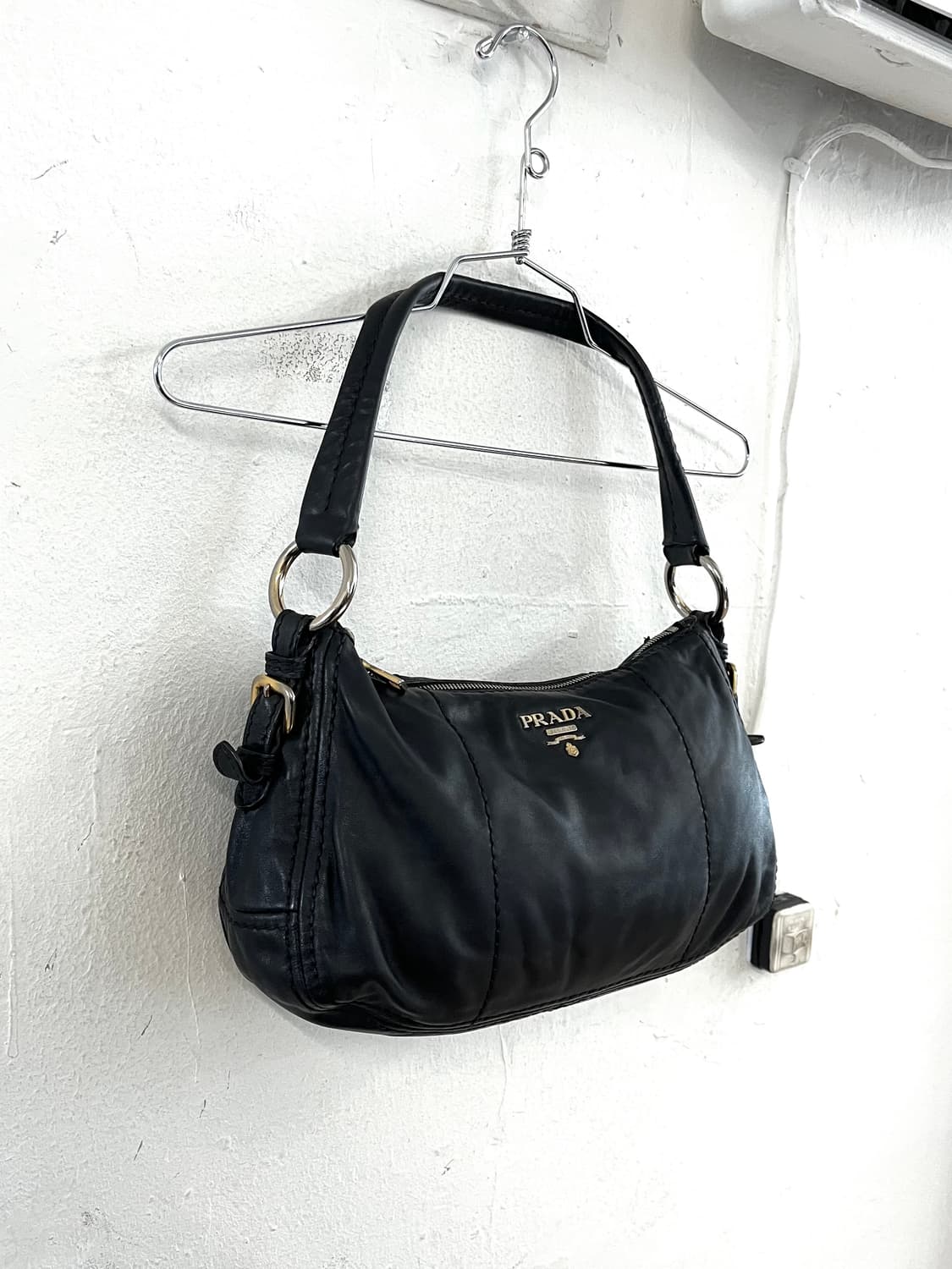 프라다 카프스킨 레더 호보백 상품이미지1