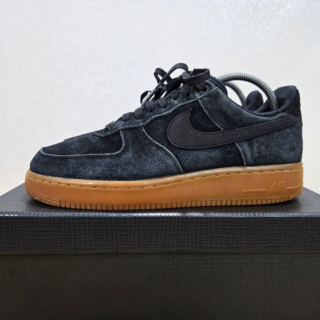 255 나이키 에어포스1 스웨이드 검솔 블랙 상품이미지3