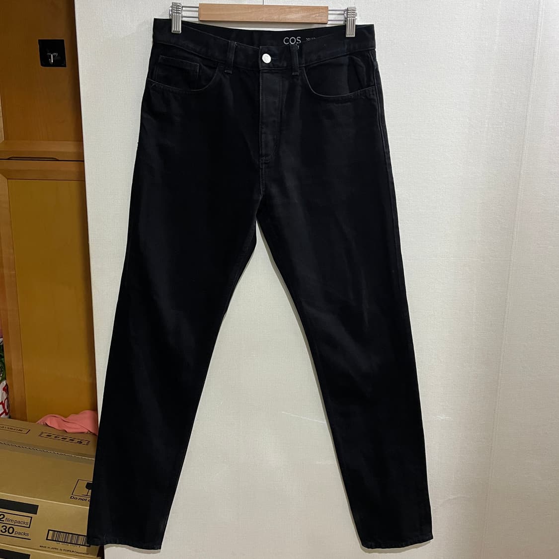 (29/32) COS 코스 레귤러핏 블랙 데님 팬츠 상품이미지1
