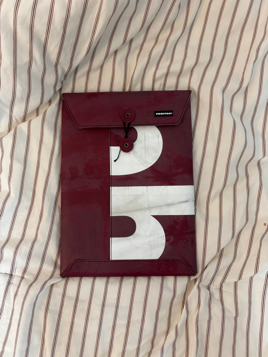 프라이탁 슬리브 13인치 버건디 상품이미지1