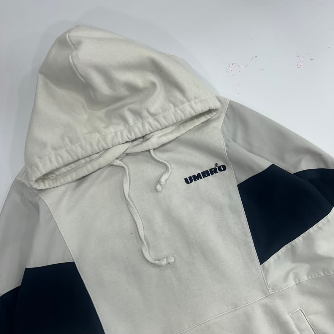 Umbro 엄브로 화이트 네이비 배색 후드티 상품이미지4