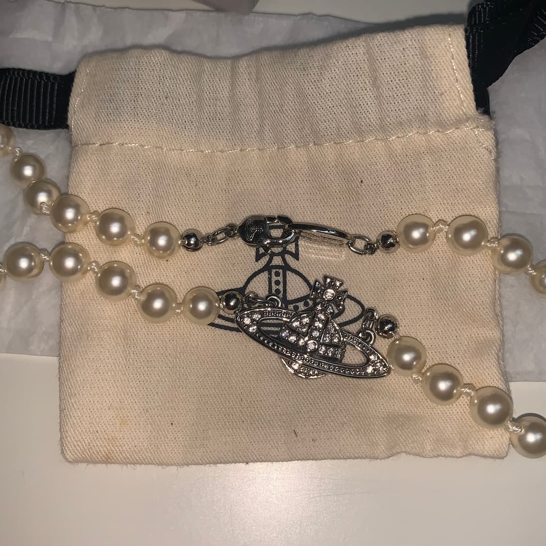 비비안웨스트우드 진주 목걸이 (미니 바스 릴리프 초커 실버) 상품이미지3