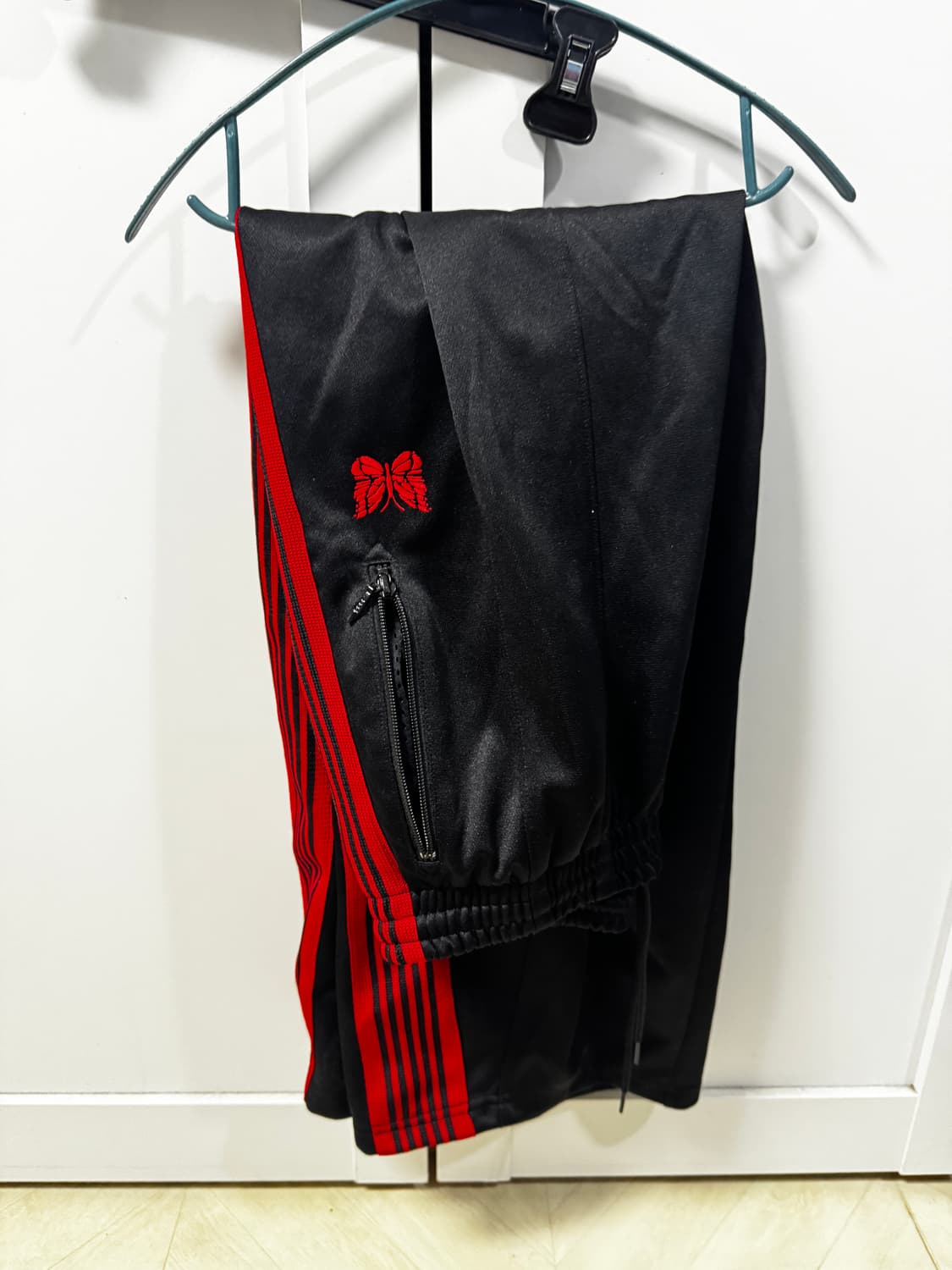 니들스 x LHP H.D. 트랙 팬츠 폴리 스무스 블랙 레드 상품이미지3