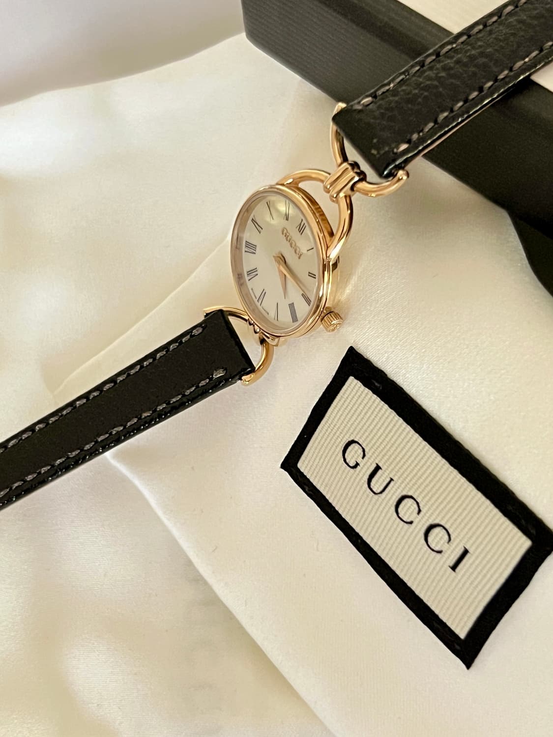 GUCCI  골드 라운드 홀스슈 러그 구찌 시계  상품이미지3