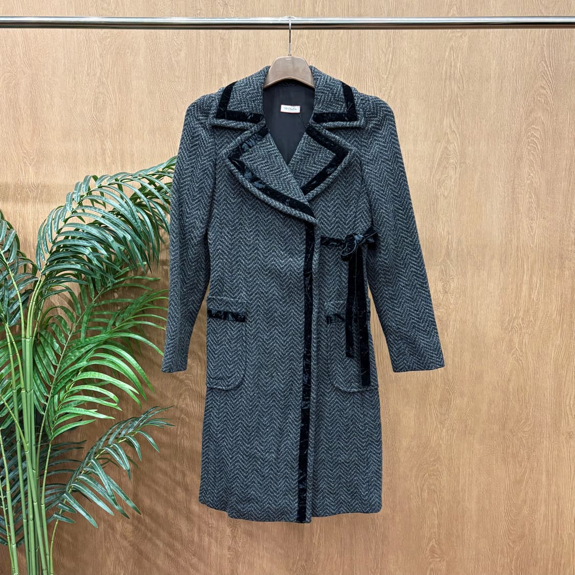 막스앤코 롱 헤링본 코트 노치드 라펠 벨벳 배색 디테일 차콜 상품이미지1